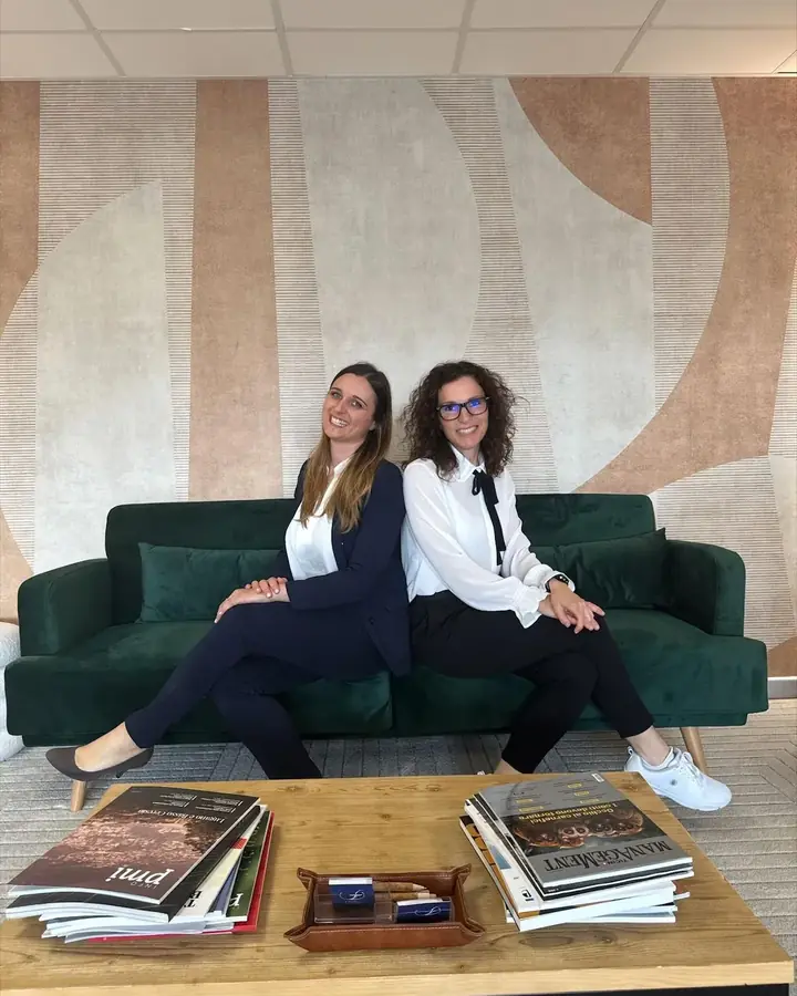Laura Accarino e Viviana Monga di Fidav SA, che presentano le Pillole Fidav